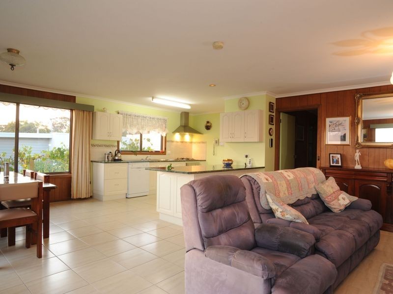 30 Oceanview Parade, Lakes Entrance VIC 3909