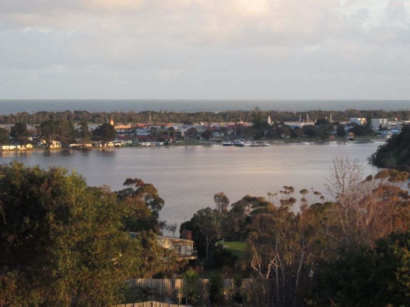 2 Bass Close, Lakes Entrance VIC 3909