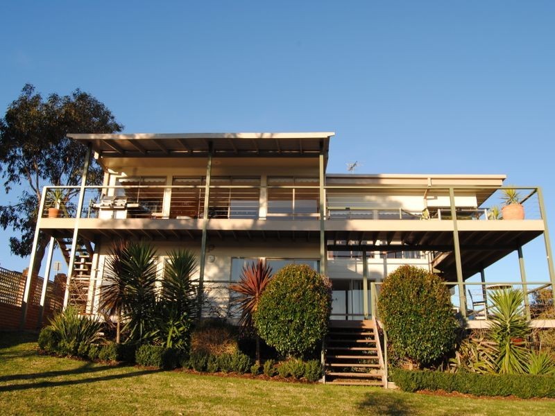 2 Bass Close, Lakes Entrance VIC 3909