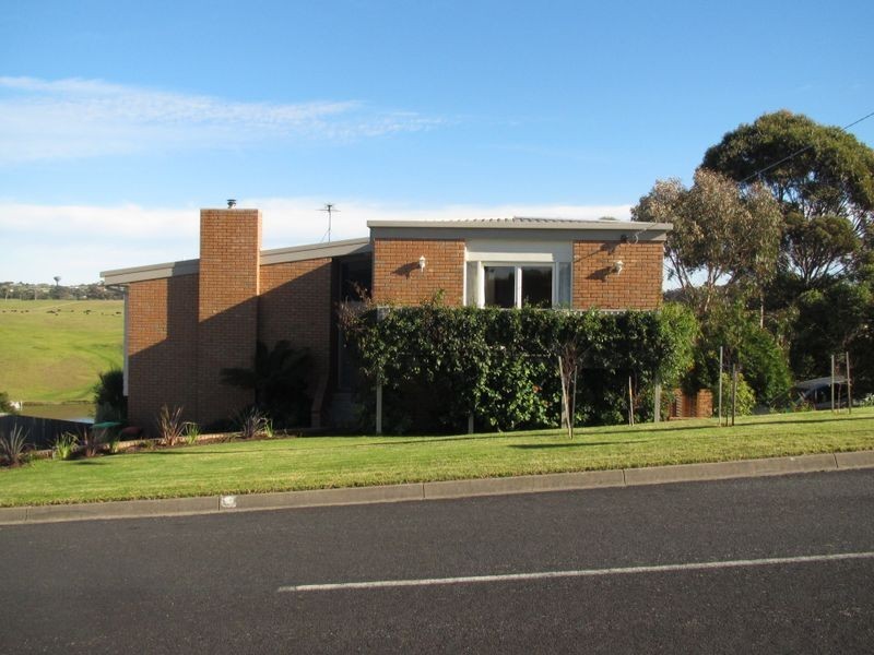 2 Bass Close, Lakes Entrance VIC 3909