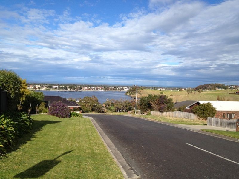 2 Bass Close, Lakes Entrance VIC 3909