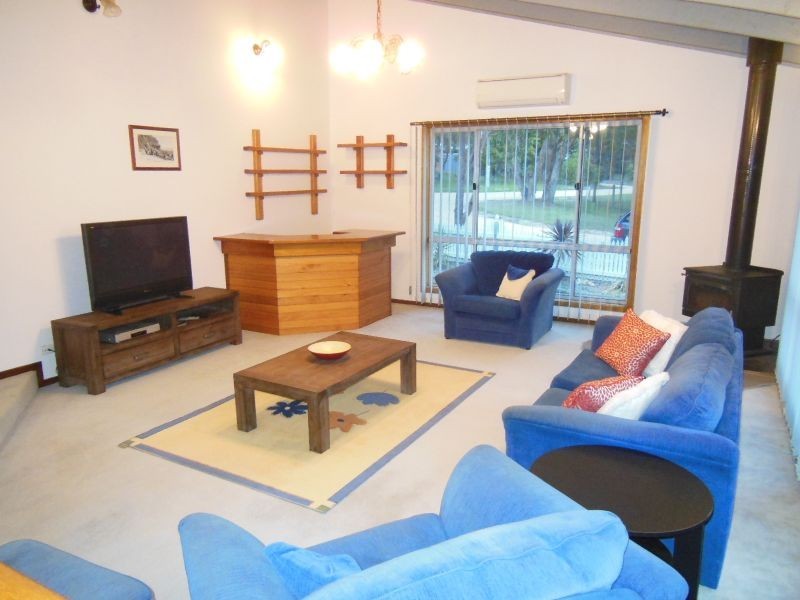 10 Bulmer Street, Lake Tyers Beach VIC 3909