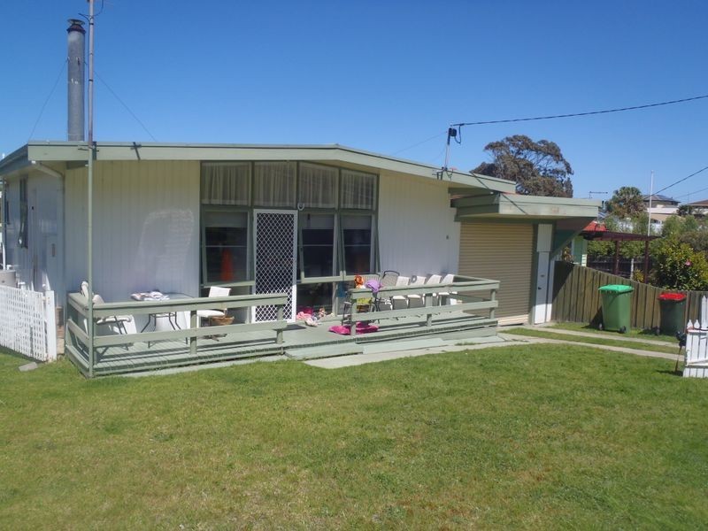 16 Robin Street, Lakes Entrance VIC 3909