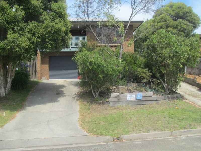 19 Campbell Grove, Lakes Entrance VIC 3909