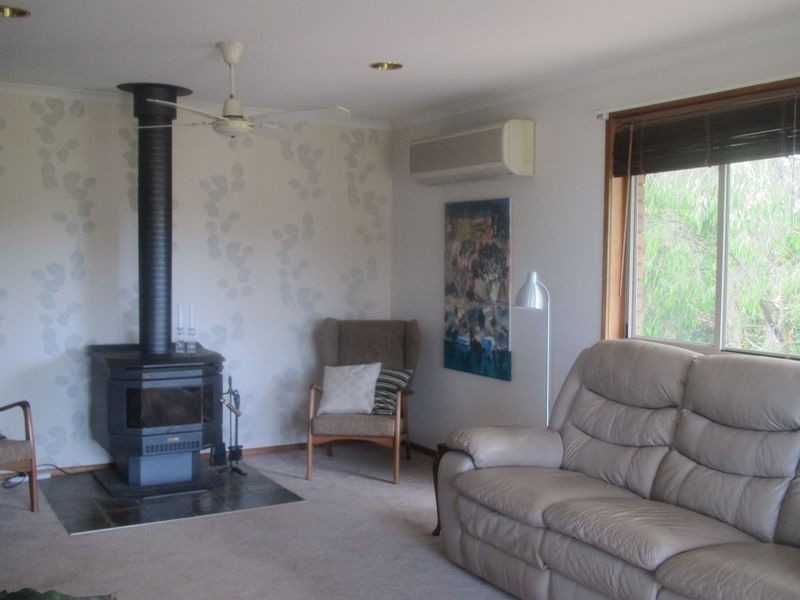 19 Campbell Grove, Lakes Entrance VIC 3909