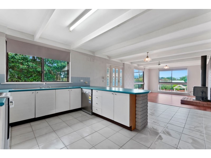 5 Campbell Grove, Lakes Entrance VIC 3909