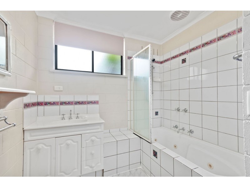 5 Campbell Grove, Lakes Entrance VIC 3909