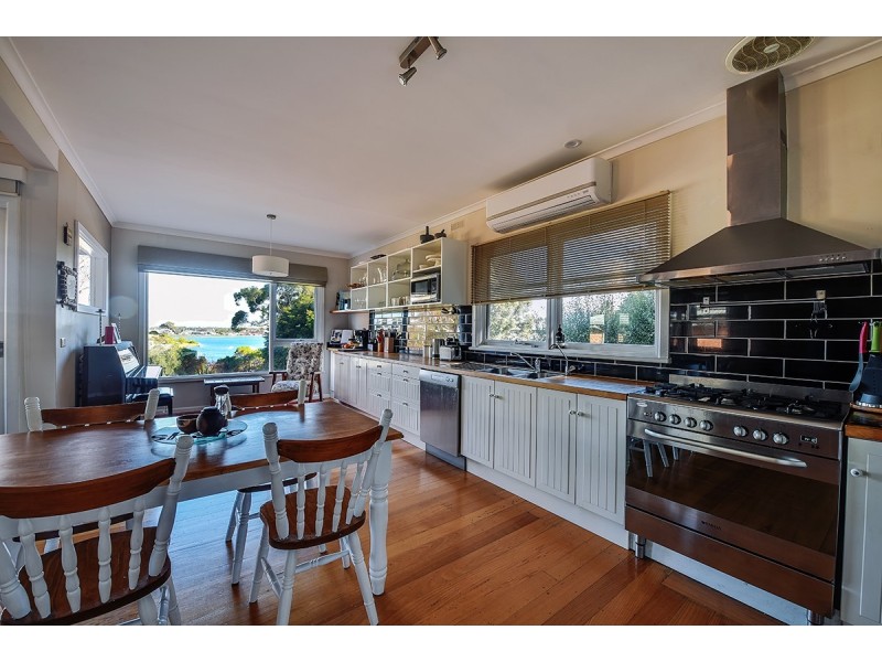 98 Carpenter Street, Lakes Entrance VIC 3909