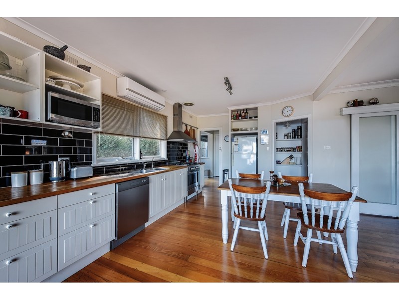 98 Carpenter Street, Lakes Entrance VIC 3909