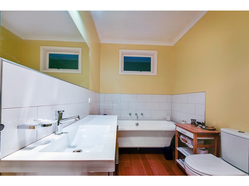 98 Carpenter Street, Lakes Entrance VIC 3909