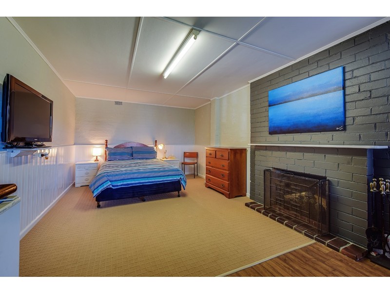 98 Carpenter Street, Lakes Entrance VIC 3909