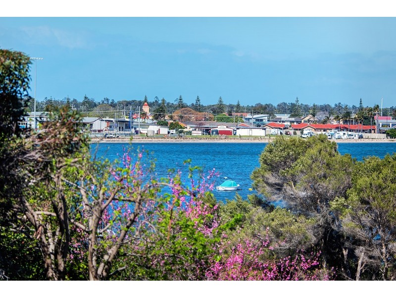 98 Carpenter Street, Lakes Entrance VIC 3909