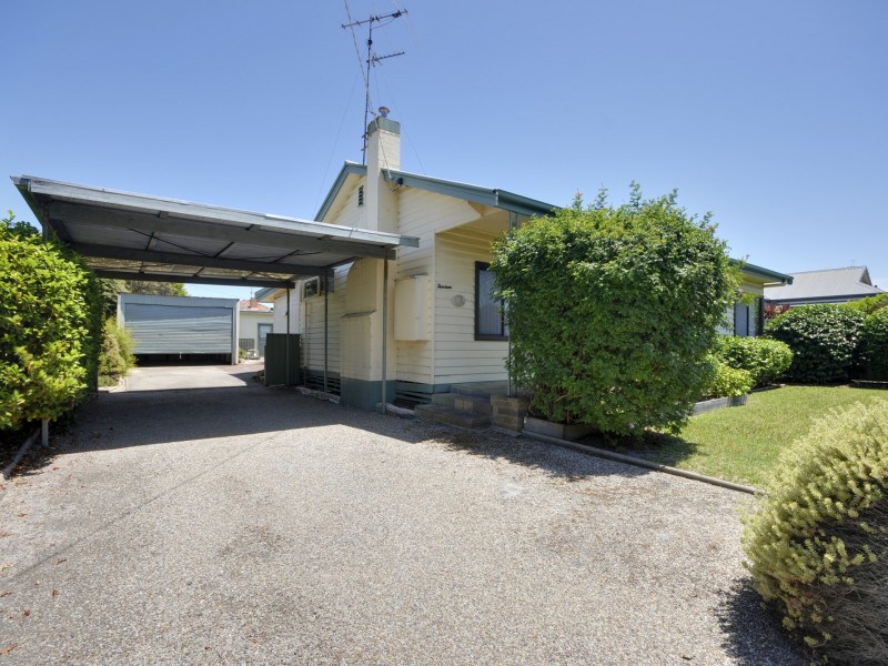 13 Jemmeson Street, Lakes Entrance VIC 3909