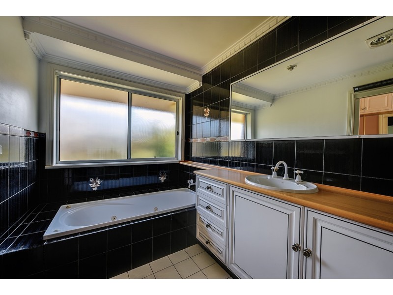 12 Reeves Street, Kalimna VIC 3909