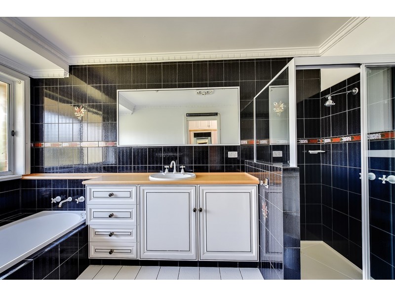 12 Reeves Street, Kalimna VIC 3909