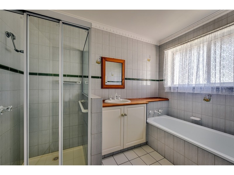 12 Reeves Street, Kalimna VIC 3909