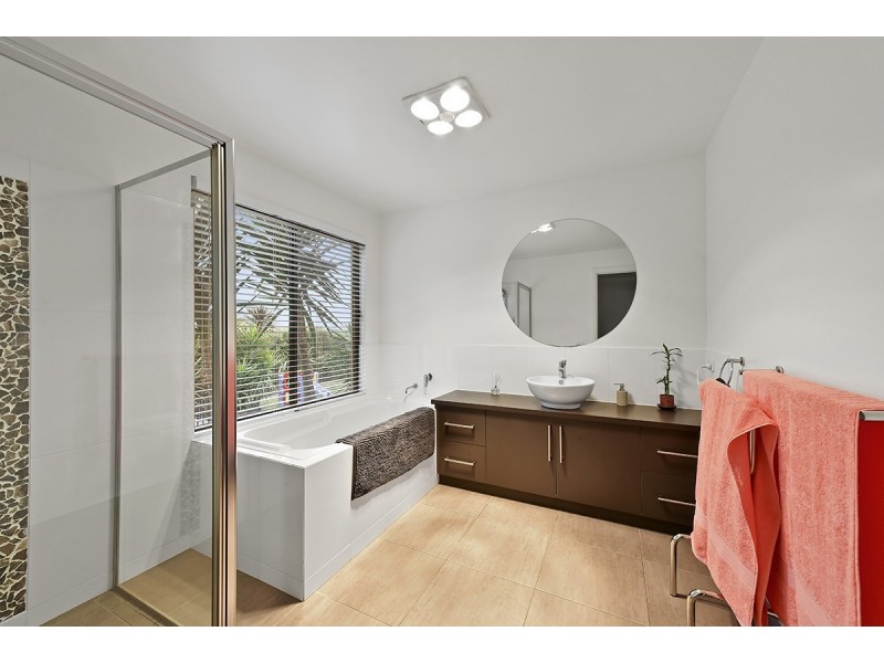 47 Country Club Drive, Lakes Entrance VIC 3909