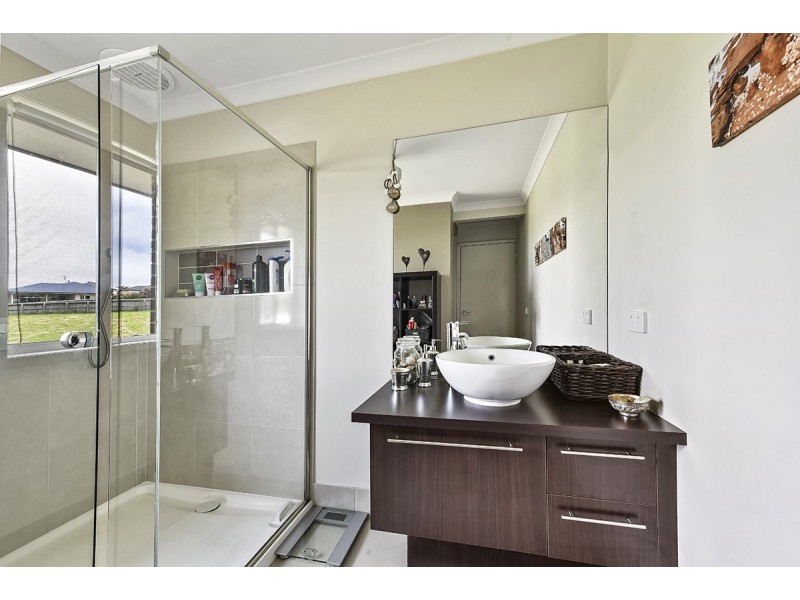 34 Norman Court, Lakes Entrance VIC 3909