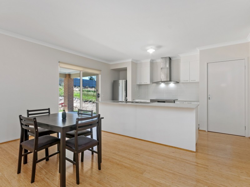 8 Lawson Drive, Lakes Entrance VIC 3909