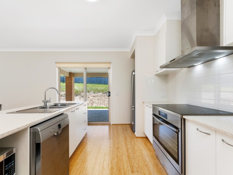 8 Lawson Drive, Lakes Entrance VIC 3909