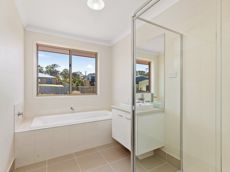 8 Lawson Drive, Lakes Entrance VIC 3909