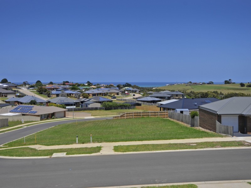 8 Lawson Drive, Lakes Entrance VIC 3909