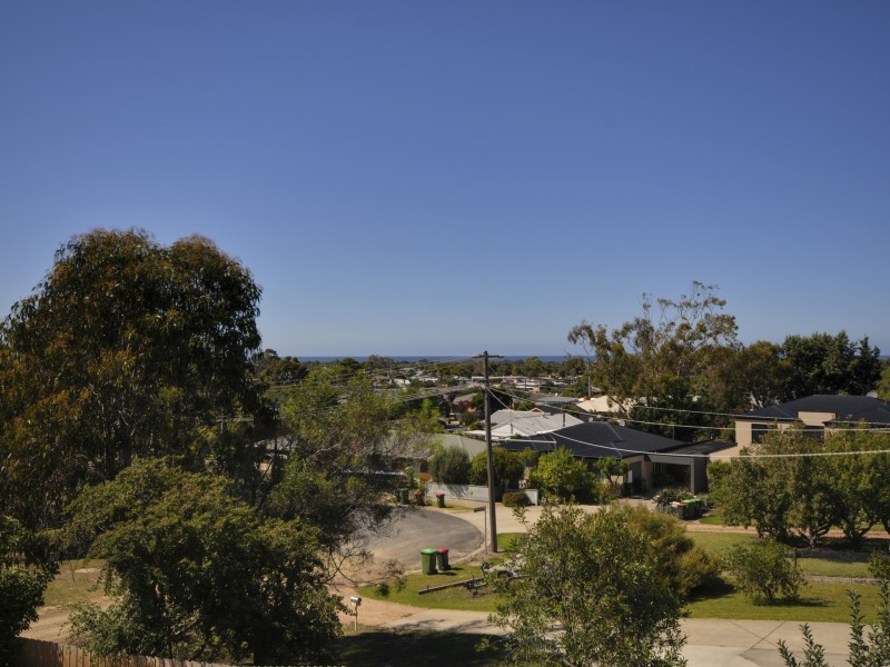 5 Outlook Avenue, Lakes Entrance VIC 3909