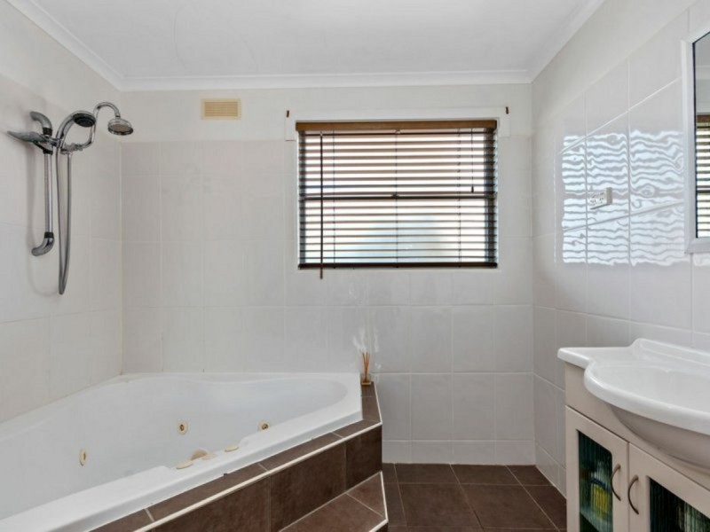 53 Ocean View Parade, Lakes Entrance VIC 3909