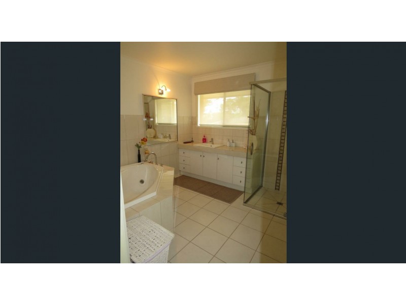 7 Abalone Ave, Lakes Entrance VIC 3909