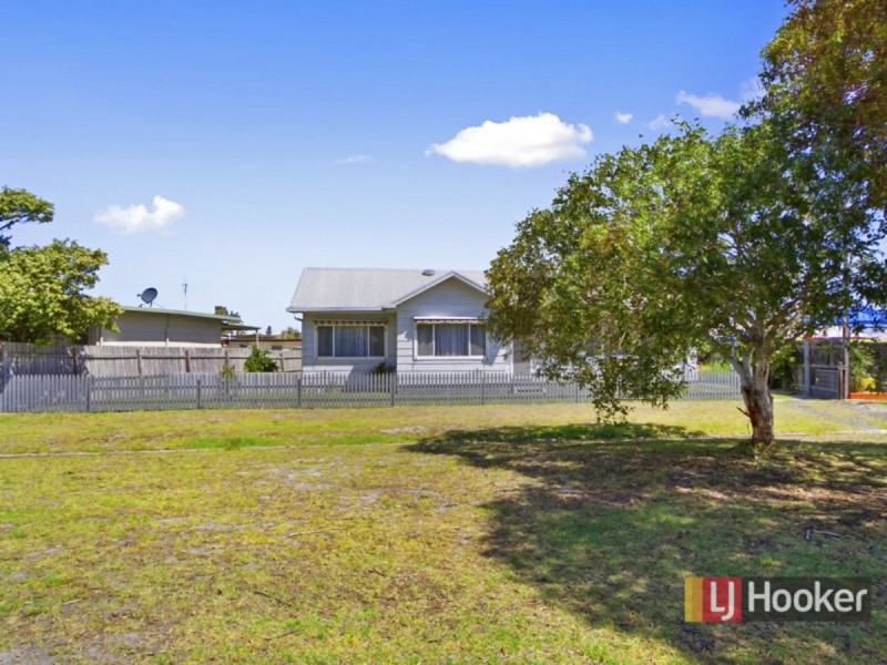 58 Roadknight Street, Lakes Entrance VIC 3909