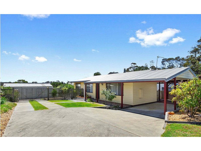 8 Capes Road, Lakes Entrance VIC 3909