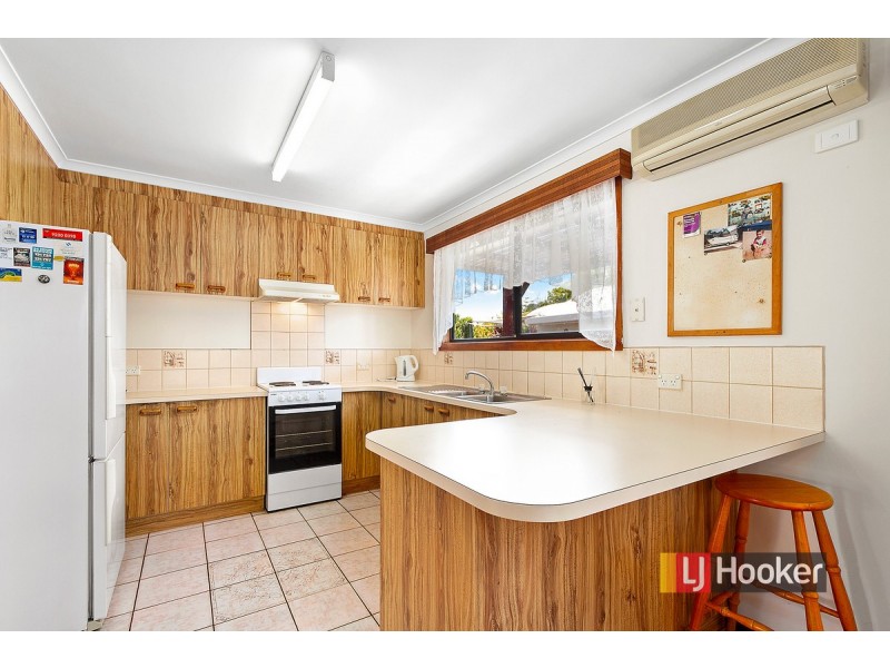 8 Capes Road, Lakes Entrance VIC 3909