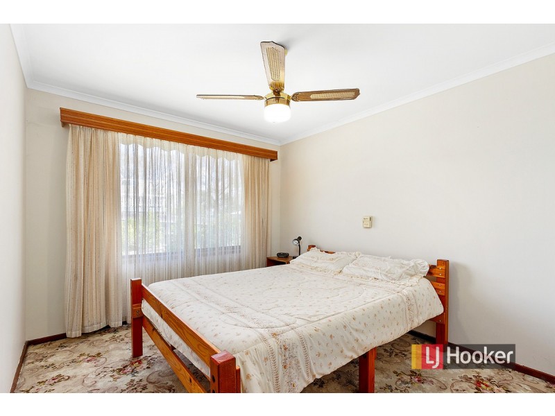 8 Capes Road, Lakes Entrance VIC 3909