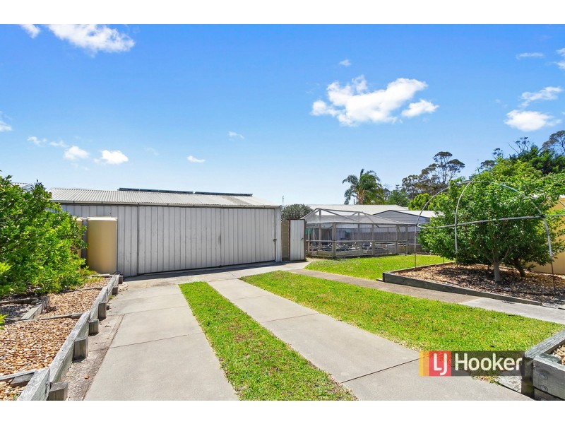 8 Capes Road, Lakes Entrance VIC 3909