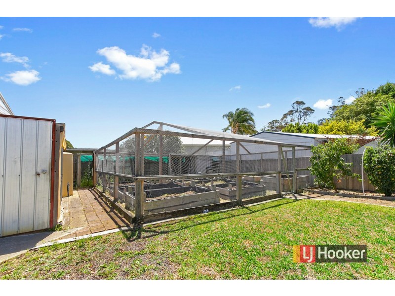 8 Capes Road, Lakes Entrance VIC 3909