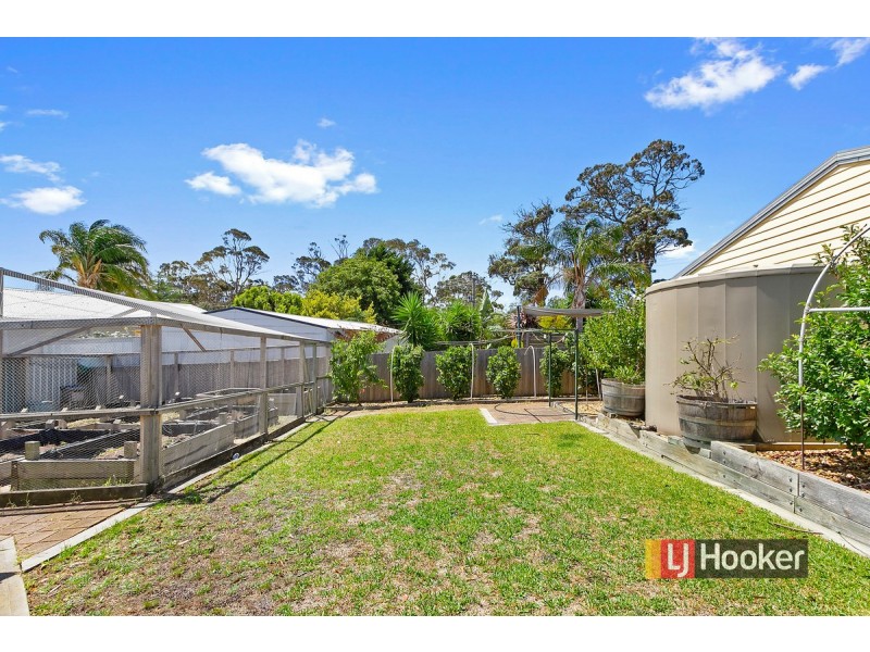 8 Capes Road, Lakes Entrance VIC 3909