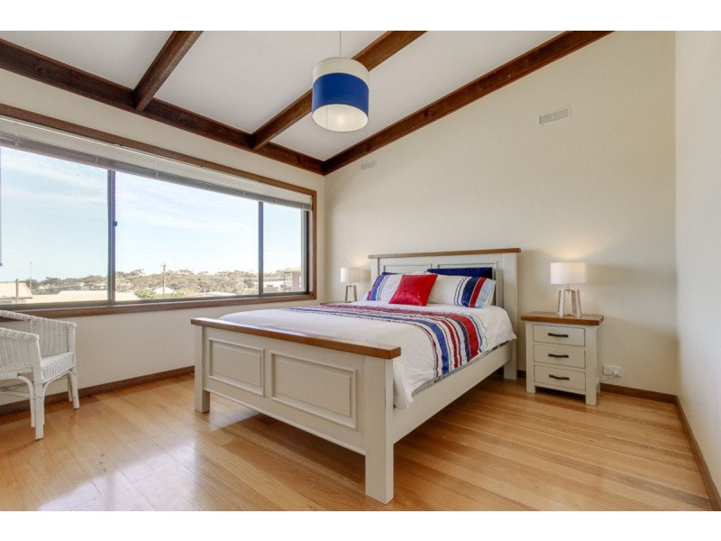 18 Lakeside Drive, Lake Tyers Beach VIC 3909