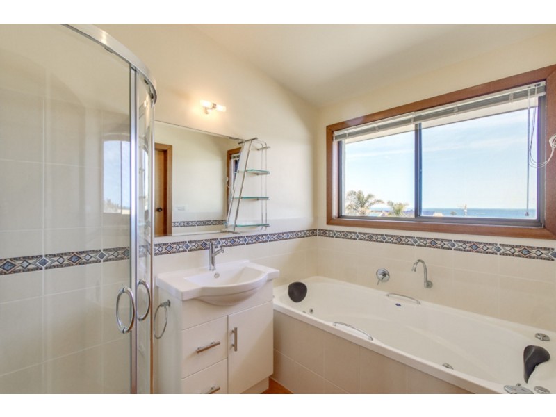 18 Lakeside Drive, Lake Tyers Beach VIC 3909