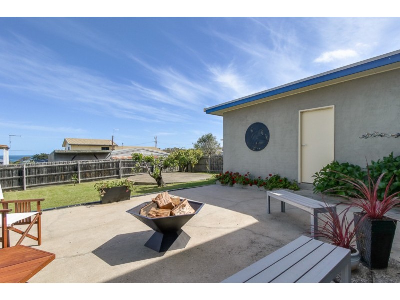 18 Lakeside Drive, Lake Tyers Beach VIC 3909