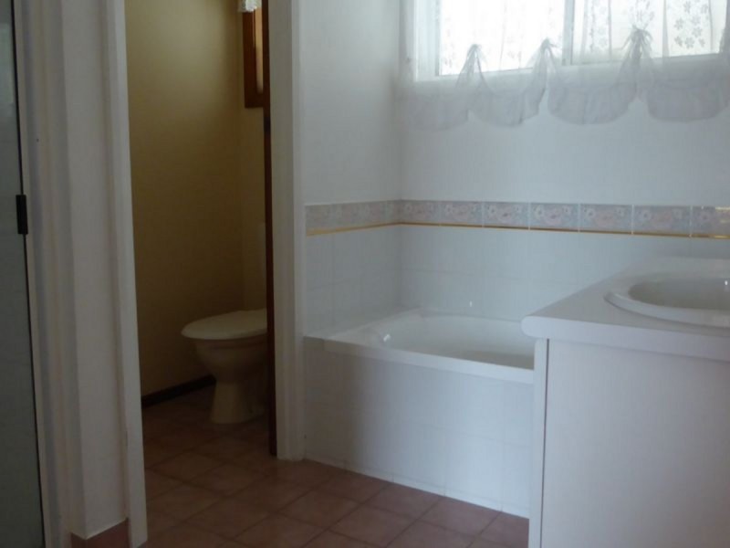 15 Ferndale Parade, Lakes Entrance VIC 3909