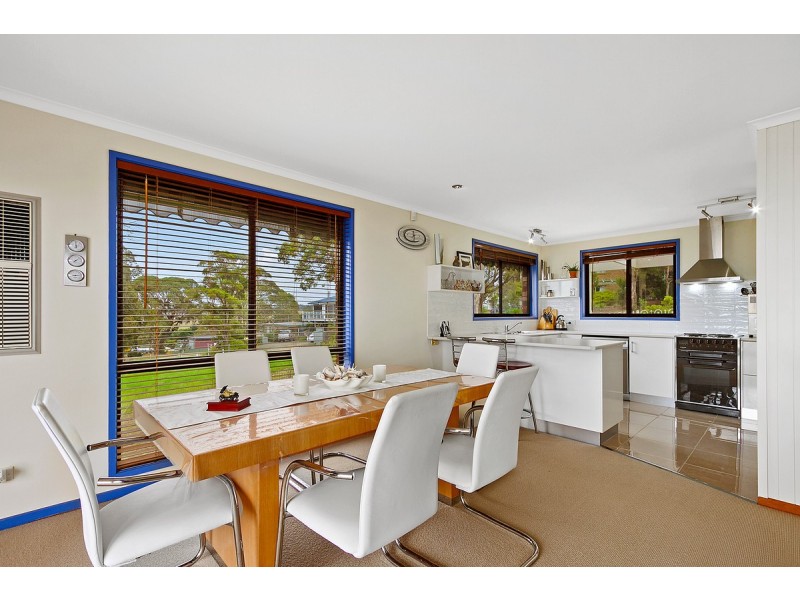 16 Ocean View Parade, Lakes Entrance VIC 3909