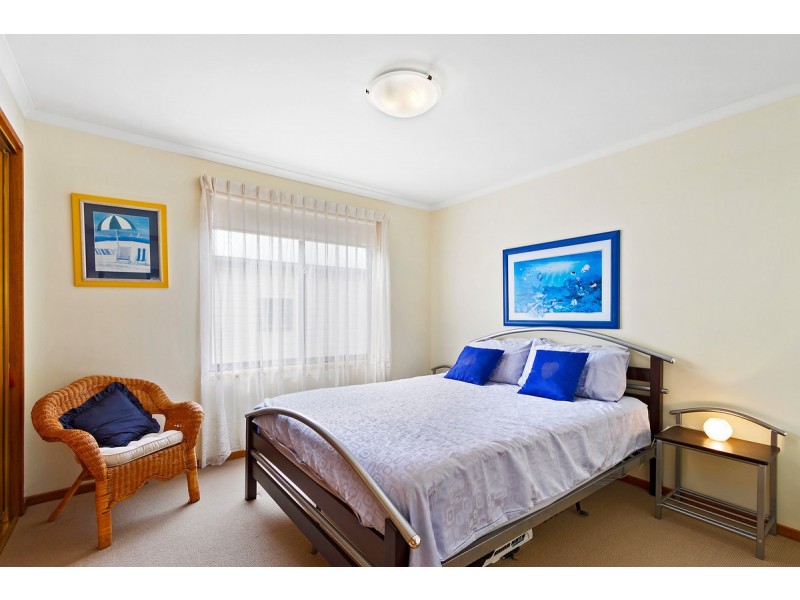16 Ocean View Parade, Lakes Entrance VIC 3909