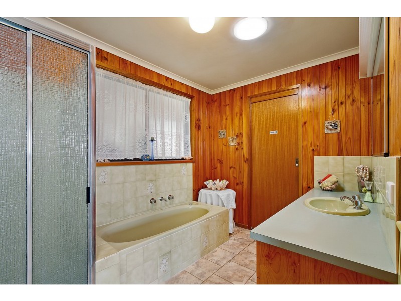 16 Ocean View Parade, Lakes Entrance VIC 3909