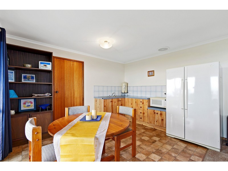 16 Ocean View Parade, Lakes Entrance VIC 3909