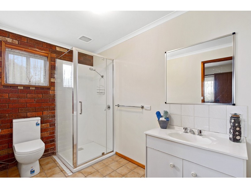 16 Ocean View Parade, Lakes Entrance VIC 3909