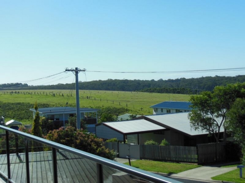 8 Hillcrest Way, Lake Tyers Beach VIC 3909