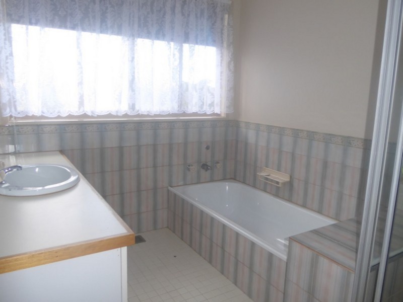 13 Bassett Road, Lakes Entrance VIC 3909