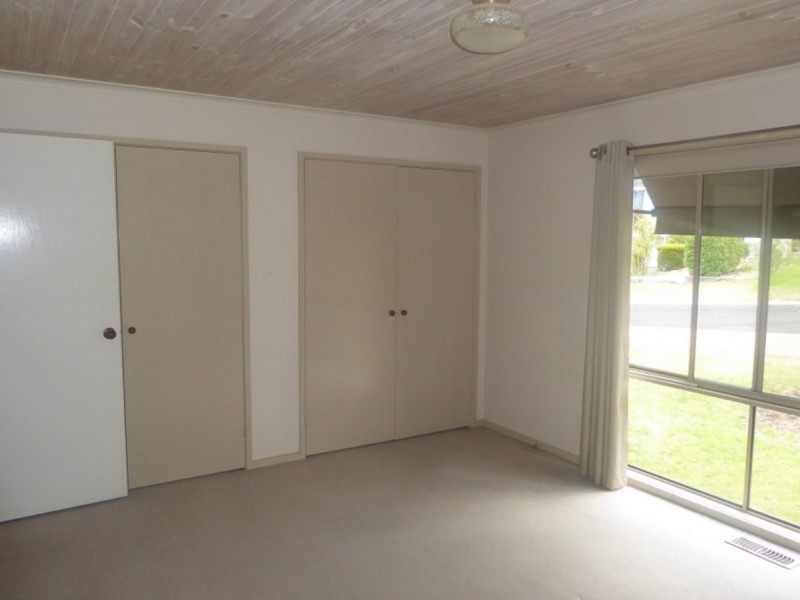 13 Bassett Road, Lakes Entrance VIC 3909