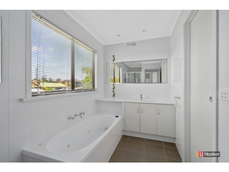 26 Abalone Avenue, Lakes Entrance VIC 3909