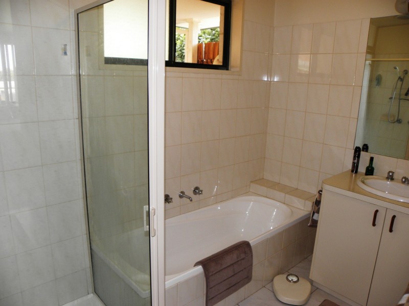 32 Lakeview Drive, Lakes Entrance VIC 3909